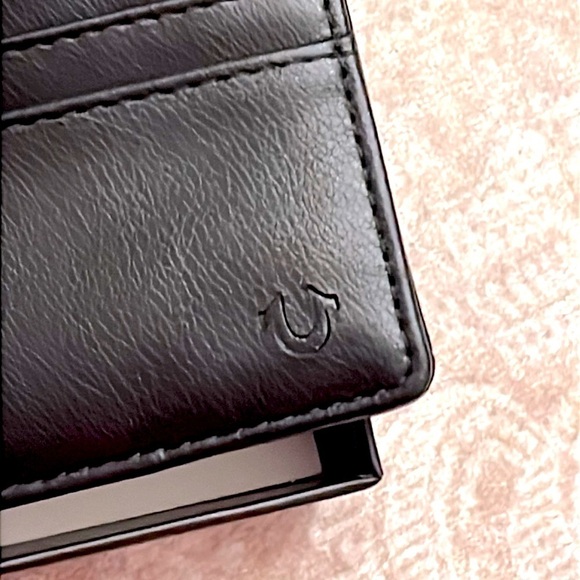 Brand New True Religion Leather Black Billfold Wallet Bottle Opener Keychain Set - Picture 9 of 16